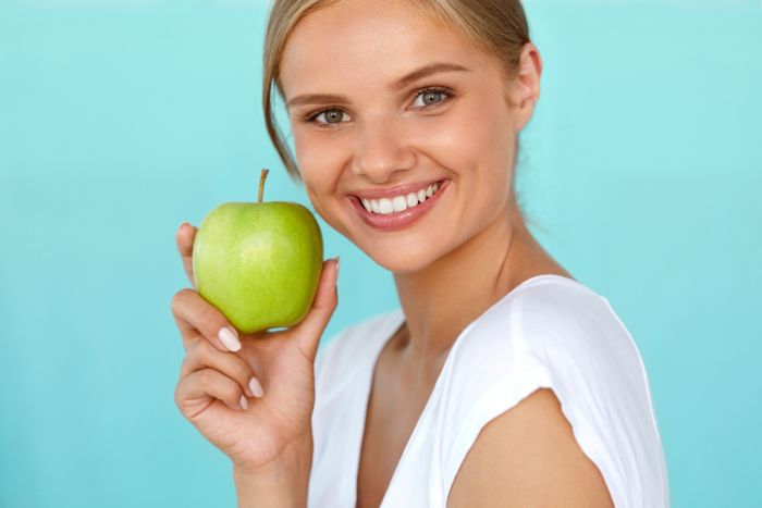 Das Lächeln einer Frau ohne Karies